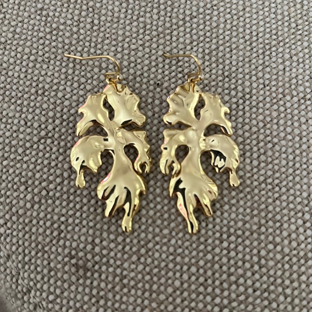 Kendra Scott Savannah drop earrings! Beautiful and only worn for about 2 hours!